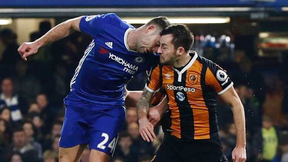 Ryan Mason mendapat perawatan setelah bentrok dengan Gary Cahill. Copyright: © Mirror